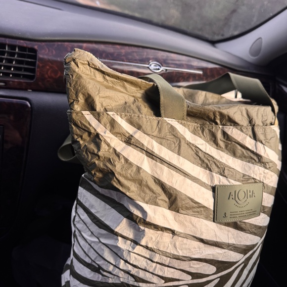 Shade Day Tripper Water Resistant Tyvek® Tote Aloha Collection Featuring a pack - Picture 5 of 6